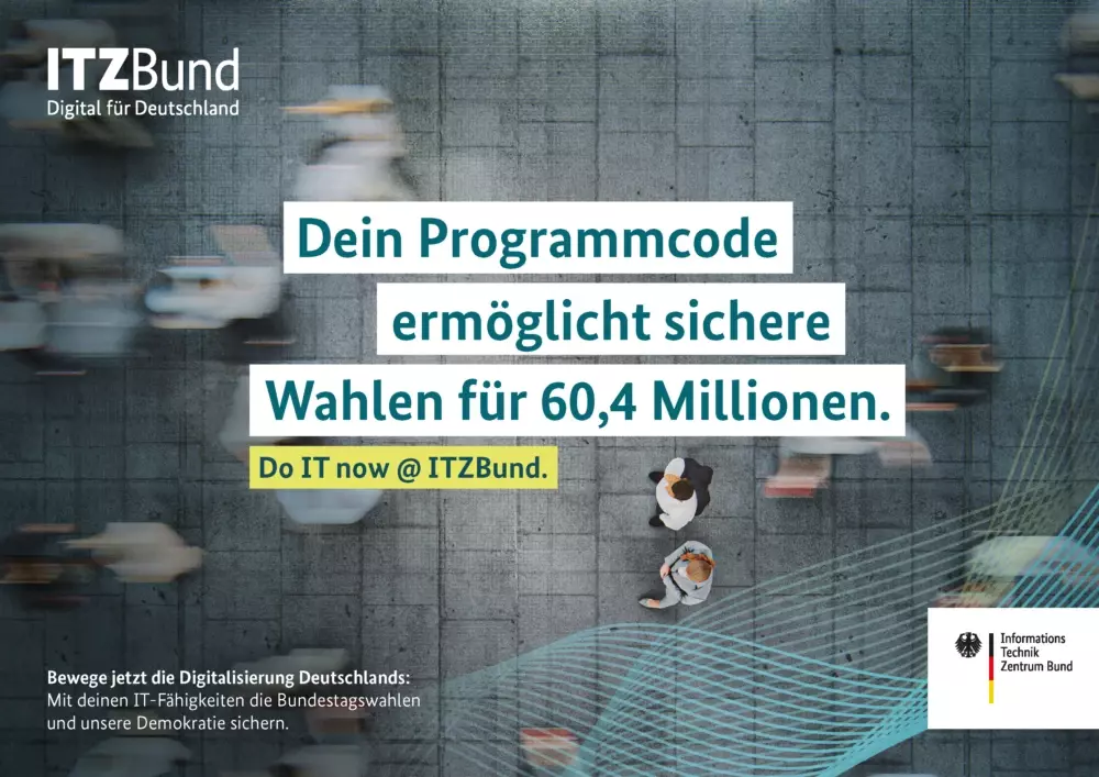 Plakatmotiv: Ein unscharfes Bild einer Fußgängerzone von oben. Darauf der Text: Dein Programmcode ermöglicht sichere Wahlen für 60,4 Millionen.